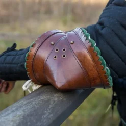 Epic Armoury Paar Leren Elleboogbeschermers, Bruin-groen