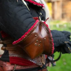 Epic Armoury Paar Leren Elleboogbeschermers, Bruin-rood